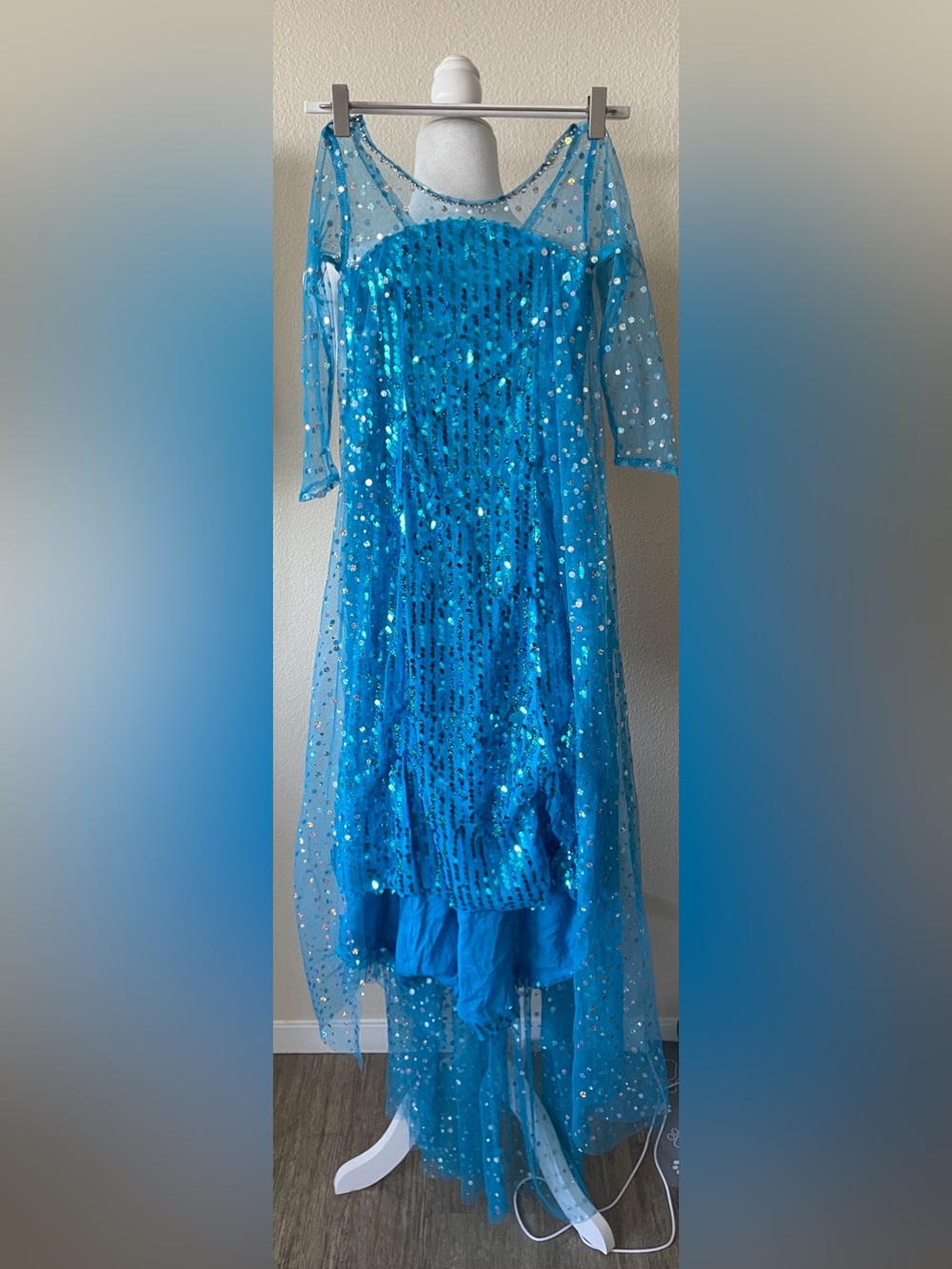 Girls Elsa Inspired Blue Sequin Dress with Cape – Size 130 (5–6Y) - Picture 4 of 12